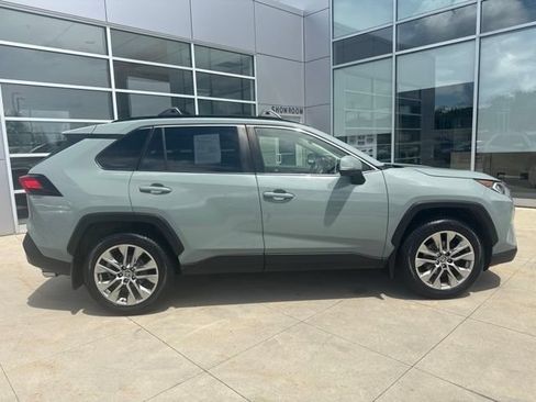 Used 2019 Toyota RAV4 XLE Premium w/ Cold Weather Package AWD/4WD image 8