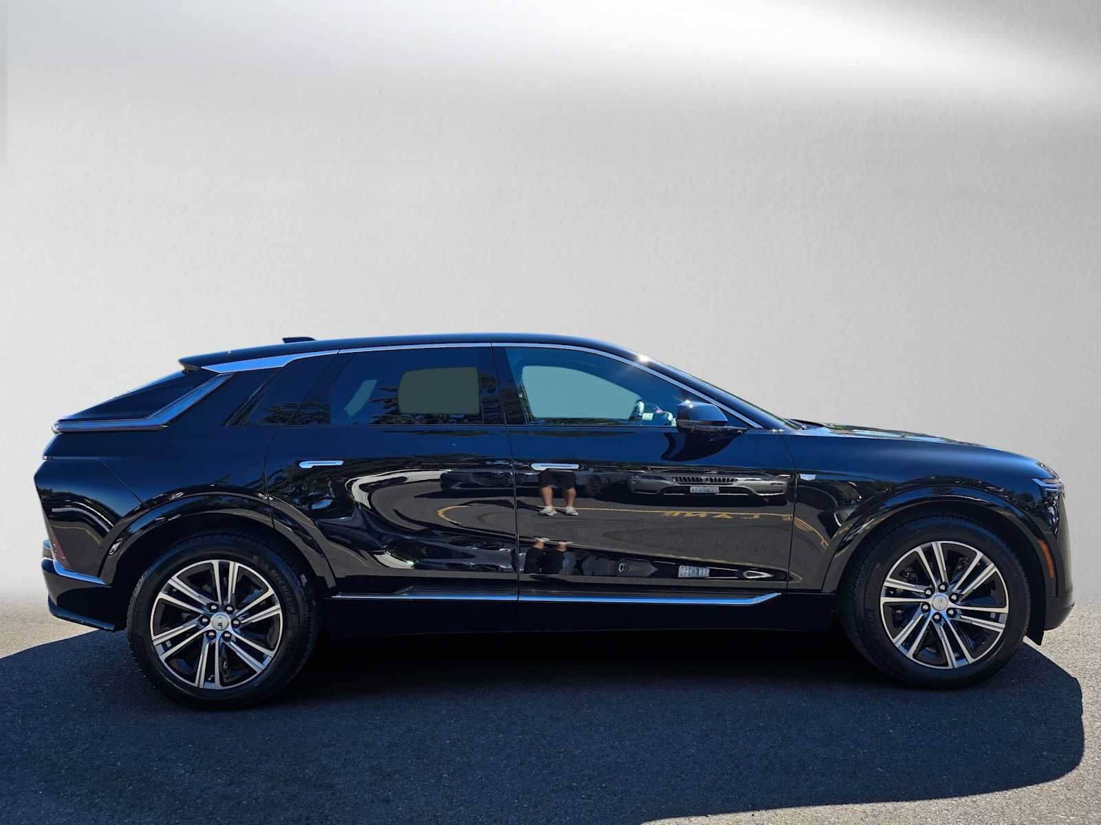 Used 2026 Cadillac Lyriq Luxury AWD/4WD image 2