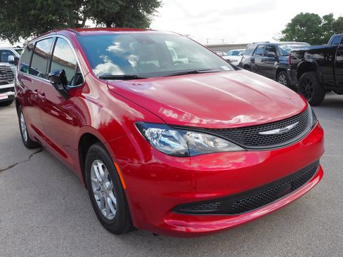 New 2025 Chrysler Voyager LX image 4