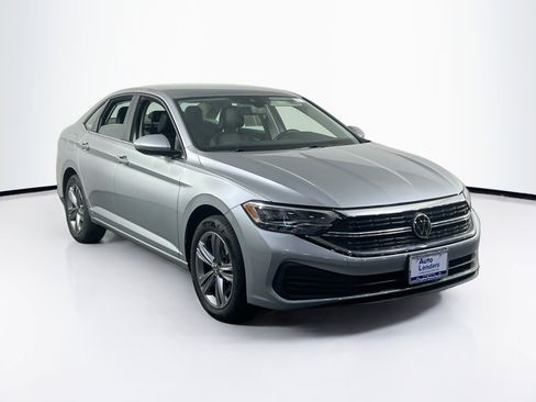 Used 2023 Volkswagen Jetta SE image 3