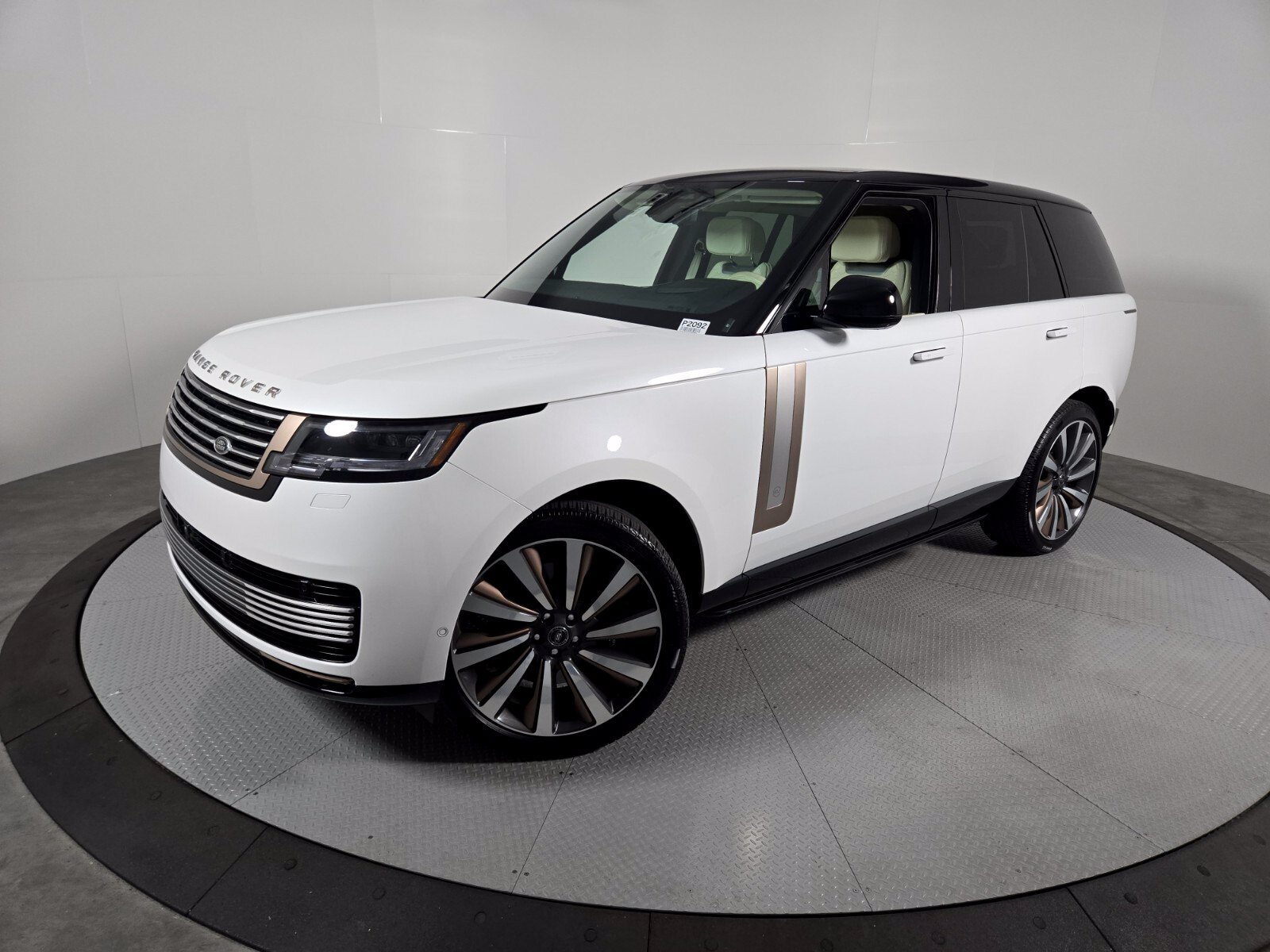 Used 2025 Land Rover Range Rover SV AWD/4WD image 1