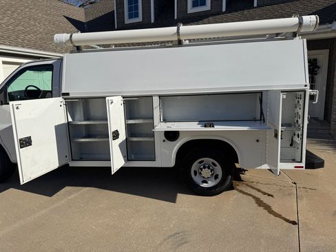 Used 2011 Chevrolet Express 3500 image 22
