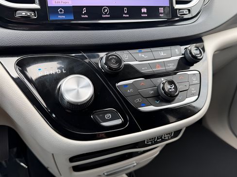 Used 2022 Chrysler Pacifica Touring-L FWD image 42
