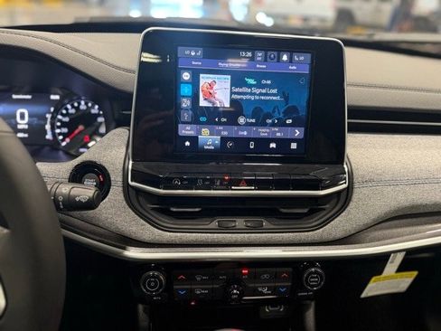 New 2025 Jeep Compass Latitude w/ Sun & Sound Group image 10