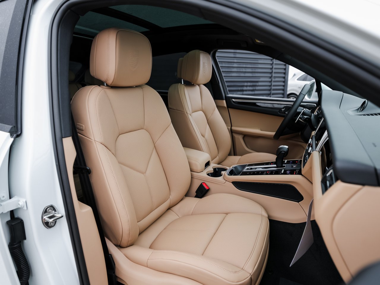 Certified 2026 Porsche Macan AWD/4WD image 30