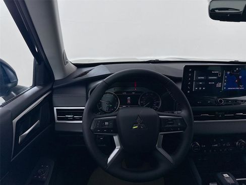 New 2026 Mitsubishi Outlander SE image 19