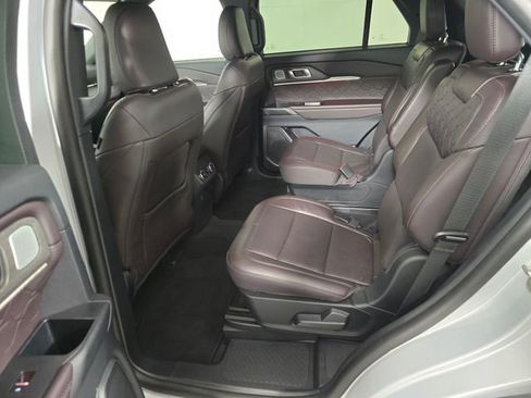Certified 2025 Ford Explorer Platinum w/ LUX Leather Package image 18