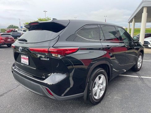 Used 2021 Toyota Highlander LE AWD/4WD image 3