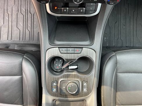 Used 2023 GMC Acadia SLT w/ Preferred Package FWD image 25