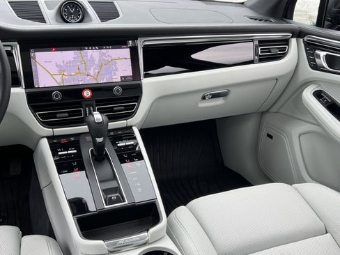 Certified 2025 Porsche Macan image 25