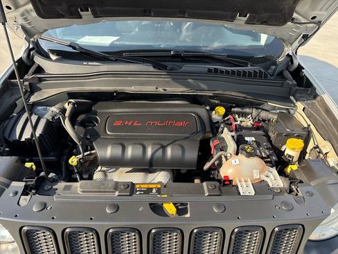 Used 2018 Jeep Renegade Altitude image 11