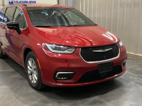 Used 2026 Chrysler Pacifica Limited FWD image 1