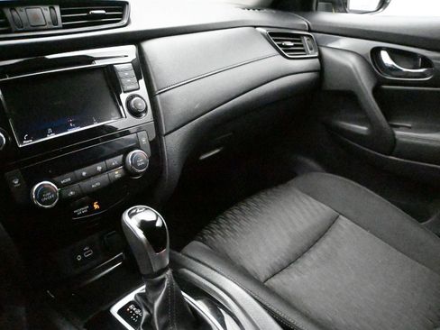 Used 2019 Nissan Rogue SV image 4