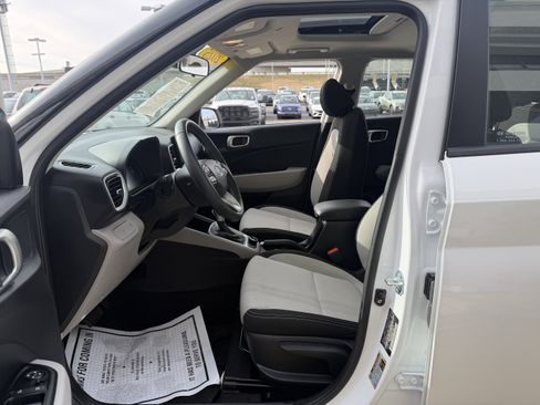 Certified 2025 Hyundai Venue SEL image 28