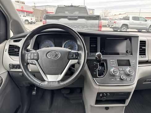 Certified 2017 Toyota Sienna XLE image 13
