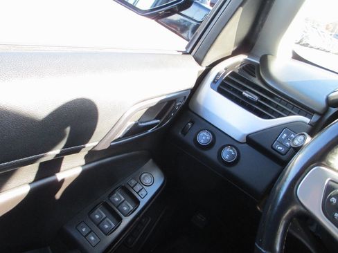 Used 2018 GMC Yukon SLT w/ Premium Edition image 29