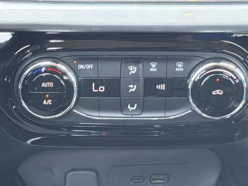 Used 2025 Chevrolet Trax LT FWD image 26