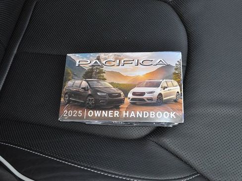 Used 2025 Chrysler Pacifica Limited FWD image 21
