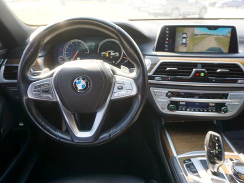 Used 2018 BMW 750i xDrive image 9