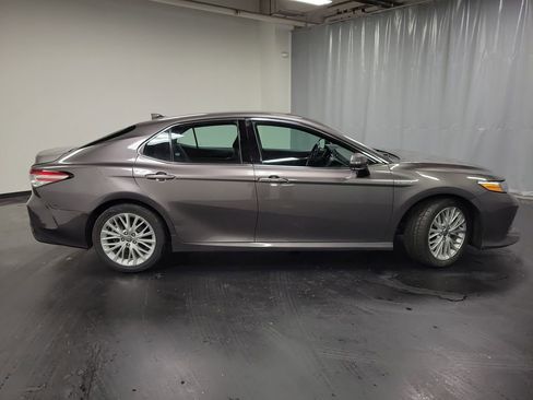 Used 2020 Toyota Camry XLE FWD image 9