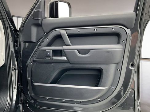 Used 2025 Land Rover Defender 110 X-Dynamic SE image 26