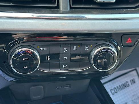 Used 2025 Chevrolet Trax LT w/ Sunroof Package image 27