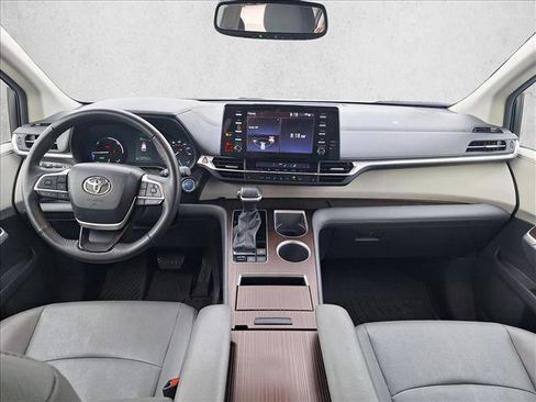 Used 2023 Toyota Sienna XLE image 16