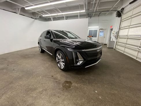 Certified 2024 Cadillac Lyriq Luxury w/ Nappa Leather Package image 8