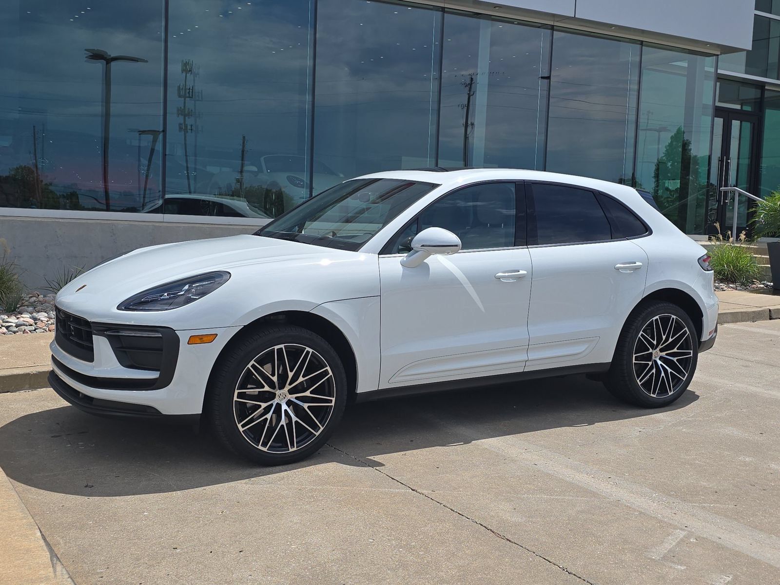Certified 2026 Porsche Macan AWD/4WD image 1
