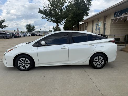 Used 2018 Toyota Prius Three w/ Advanced Technology Package FWD image 4