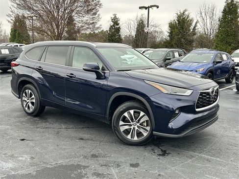 Used 2023 Toyota Highlander XLE image 2