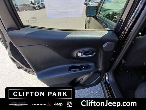 Used 2022 Jeep Renegade Latitude w/ Sun/Sound Group AWD/4WD image 12