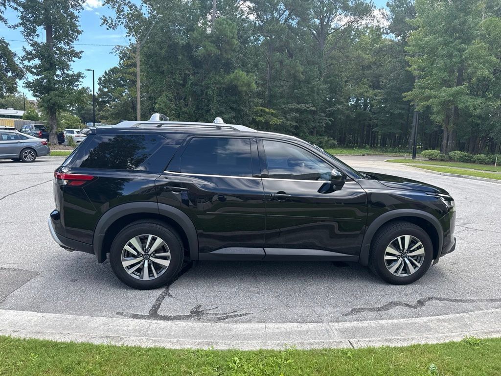 Used 2023 Nissan Pathfinder SL AWD/4WD image 6