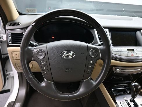 Used 2011 Hyundai Genesis 4.6 image 16