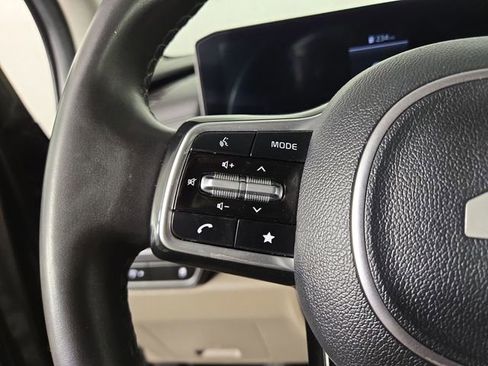 Used 2025 Kia Carnival image 23