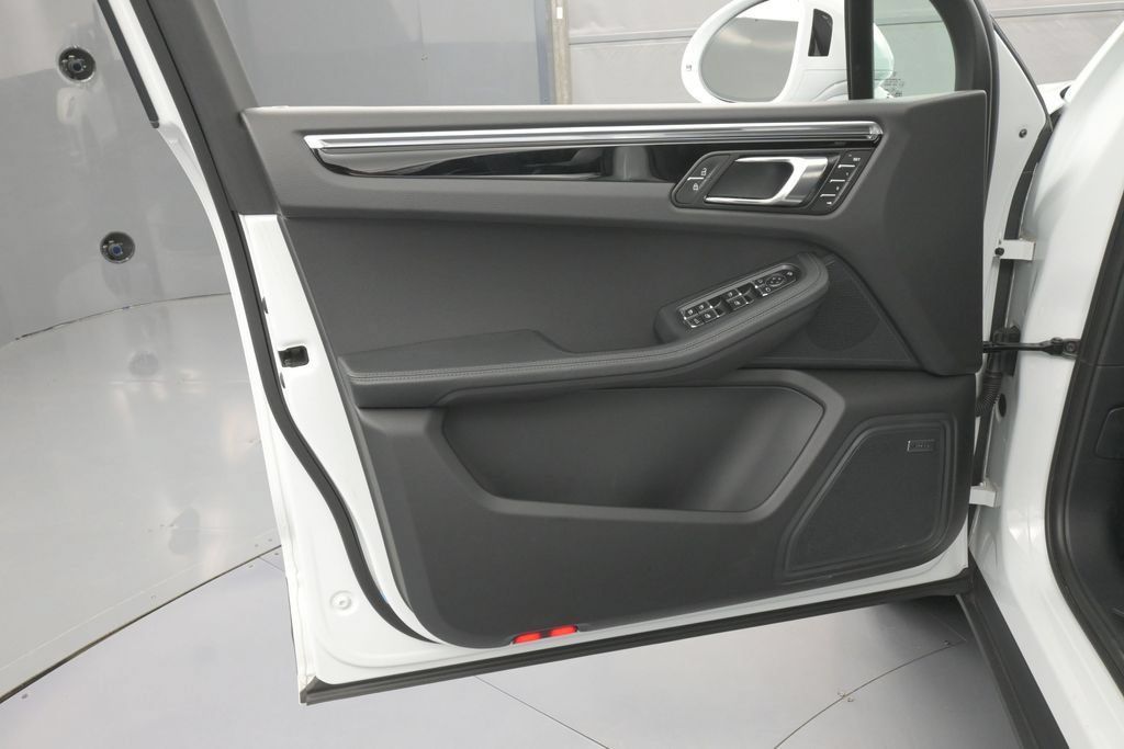 Certified 2026 Porsche Macan AWD/4WD image 15