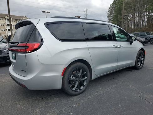 New 2026 Chrysler Pacifica Limited w/ S Appearance Package image 6