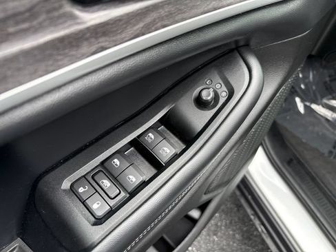 Used 2023 Jeep Grand Cherokee L Limited AWD/4WD image 13