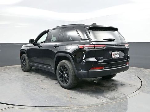 Used 2025 Jeep Grand Cherokee Altitude AWD/4WD image 8