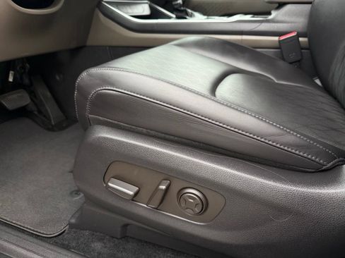 Certified 2025 Kia Carnival FWD image 13