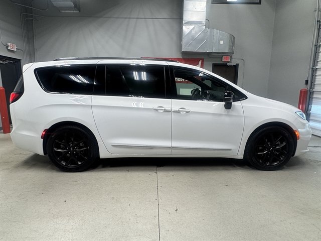 Used 2025 Chrysler Pacifica Limited FWD image 8