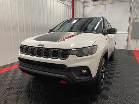Used 2025 Jeep Compass Trailhawk AWD/4WD image 9
