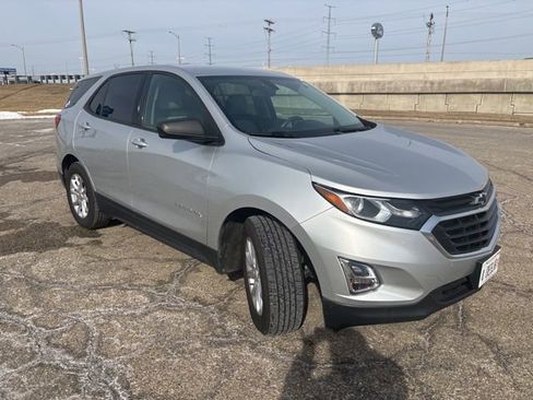 Used 2019 Chevrolet Equinox LS w/ LS Convenience Package image 2
