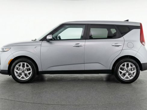 Used 2025 Kia Soul LX w/ LX Technology Package image 5
