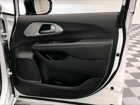 Used 2025 Chrysler Pacifica Limited FWD image 20