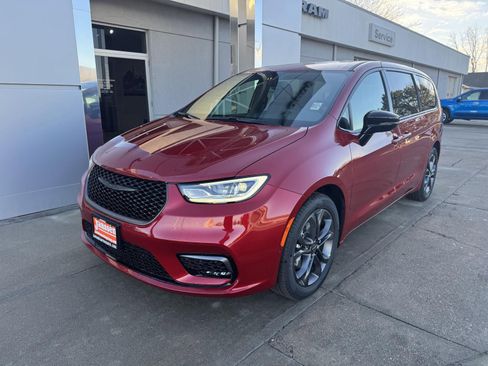 New 2026 Chrysler Pacifica Select image 2