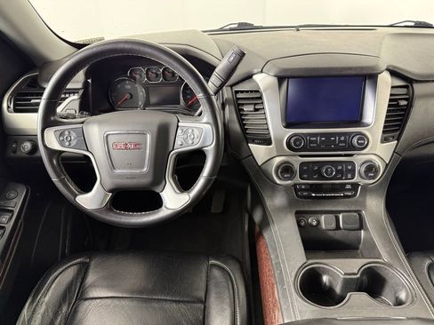 Used 2020 GMC Yukon XL SLE w/ SLE Value Package AWD/4WD image 3