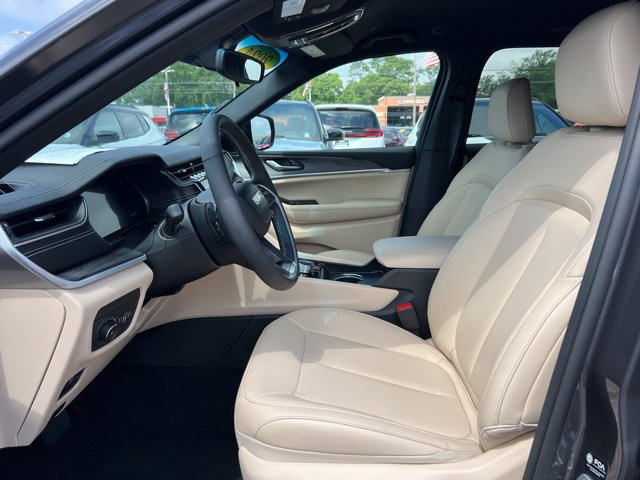 Used 2024 Jeep Grand Cherokee Limited AWD/4WD image 16