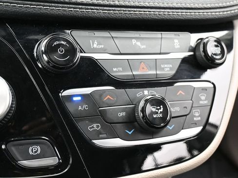 Used 2023 Chrysler Pacifica Touring-L FWD image 20
