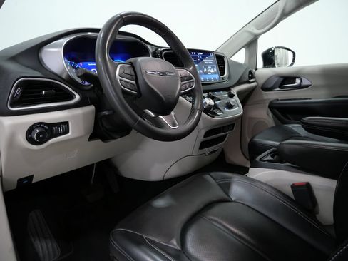 Used 2024 Chrysler Pacifica Touring-L FWD image 11